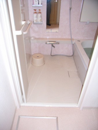 在来タイル貼浴室をバリアフリーのユニットバスに 在来タイル貼浴室をバリアフリーのユニットバスに